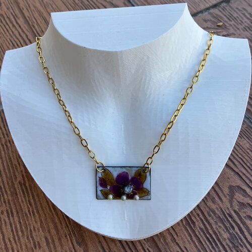 Collier chaîne maille avec pendentif fleur en cuivre émaillé d art