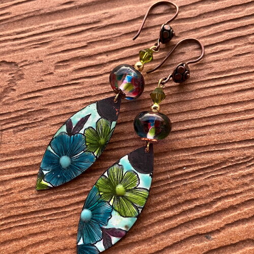 Boucles romantiques fleuries en cuivre émaillé d art, verre filé au chalumeau, plaqué or et cuivre