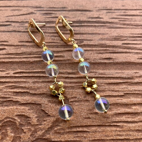 Boucles pendantes modernes en plaqué or et cristal de quartz