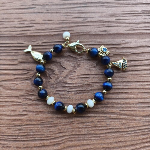 Bracelet chic de pierres semi précieuse en lapis lazuli et coquillage naturel avec ses charms de la mer en plaqué or et strass