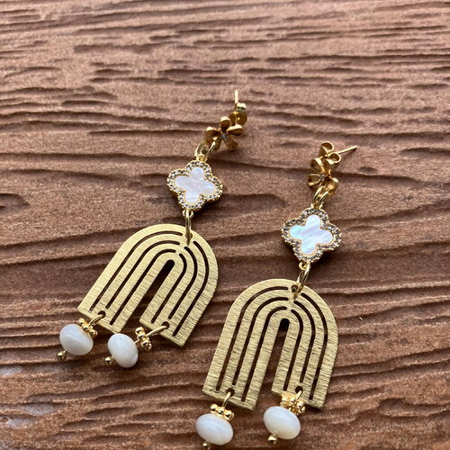 Collection fêtes - boucles pendantes en plaqué or et coquillage naturel