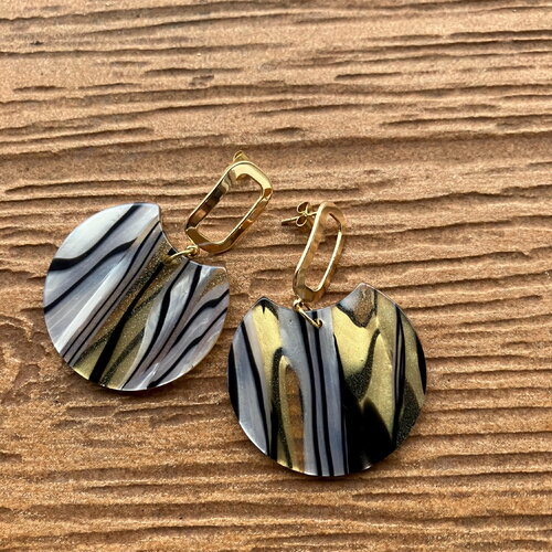 Boucles ethniques chic en plaqué or et résine acétate zèbre