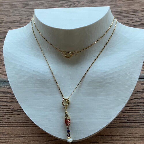 Sautoir moderne en plaque or 18 carats, coquillage naturel, cristal swarovski avec pendentif poisson en aurifie et émail