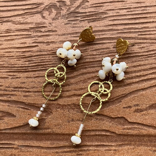Longues boucles pendantes chic en laiton doré artisan et perles naturelles en coquilles de mer blanche troca