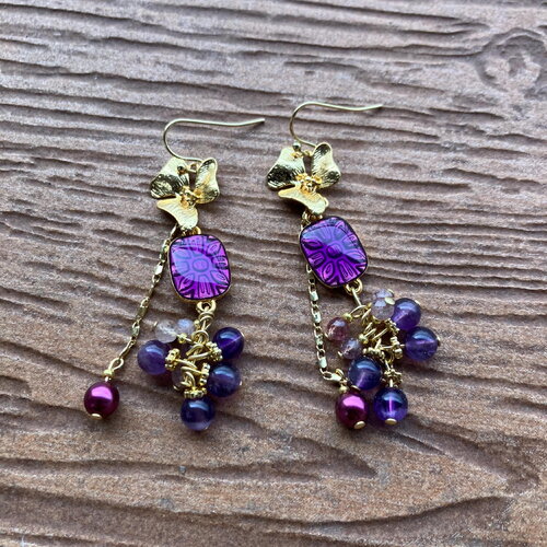 Boucles bohème chic romantiques prune violet en laiton doré à l or fin 24k, semi précieuse améthyste et quartz fraise, nacre swarovski