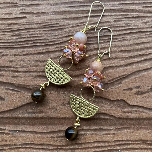 Boucles ethniques chic original en laiton brut artisan et semi précieuse pierre de lune saumon, jade saumon facette et œil de tigre