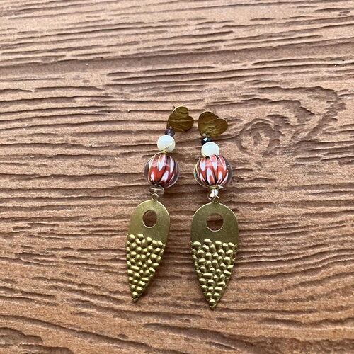 Boucles ethniques chic en verre de murano, nacre naturelle,cristal de verre et laiton martelé artisan