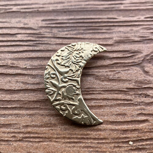 Broche artisanale croissant de lune en bronze massif sculpté représentation florale