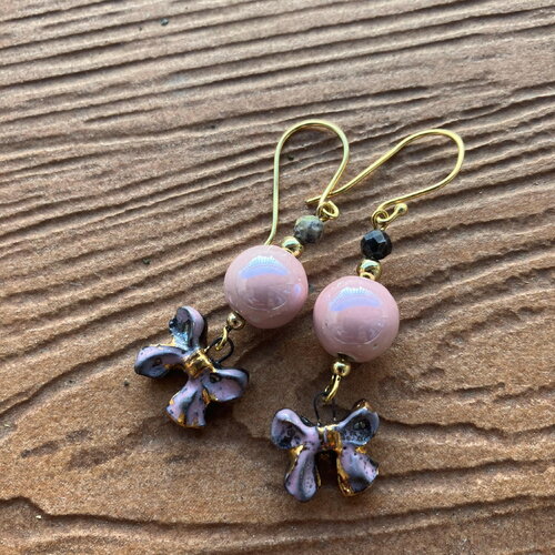 Boucles papillon parme et or en céramique émaillé d art