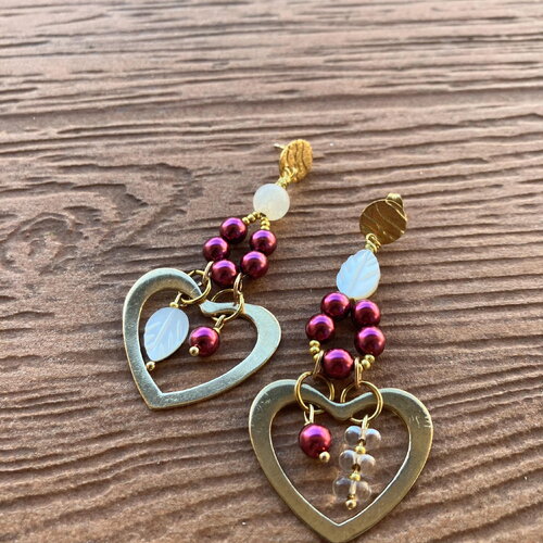 Bouclés romantiques cœur dépareillées en laiton massif artisanal, perle naturelle craquelée, nacre sculptée et perles nacrées swarovski