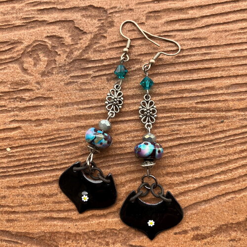 Boucles pendantes noire et bleue en cuivre émaillé d art, verre filé au chalumeau, cristal swarovski et laiton argent antique