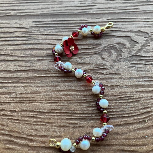 Bracelet torsadé rouge or et blanc de perles semi précieuse facettées grenat, cristal de roche, verre tchèque, plaque or