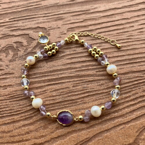 Bracelet chic semi précieuse blanc mauve et or en semi précieuse améthyste, cacoxenite, cristal de roche, cristal de quartz, plaqué or