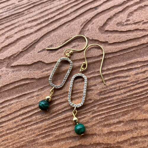 Boucles modernes plaqué or zirconium et perles semi précieuses malachite
