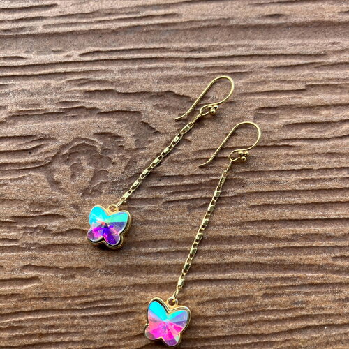 Boucles d oreille pendantes en plaqué or et cristal ab aux multiples reflets