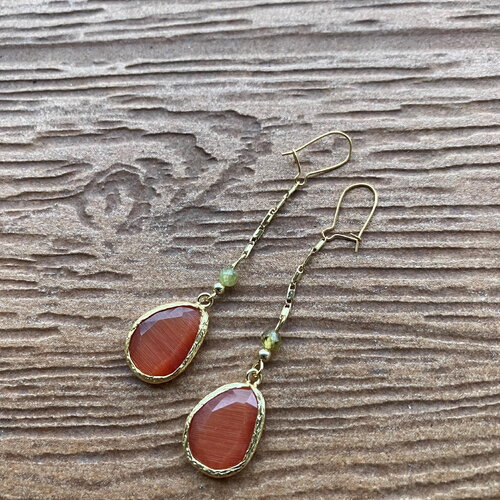 Boucles originales pendantes en plaqué or, cristal orange œil de chat cornaline et semi précieuse grenat vert