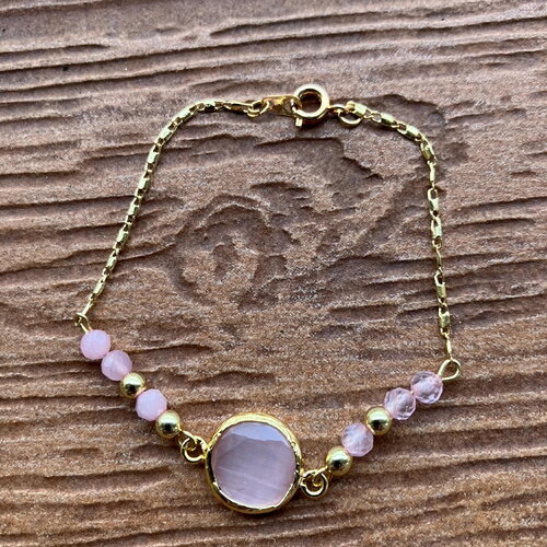 Bracelet chic minimaliste en cristal rose pale, semi précieuse quartz rose facette et sa chaîne fine en plaqué or 18 carats