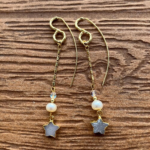 Longues boucles modernes plaqué or, perles de culture et semi précieuse agate druzy