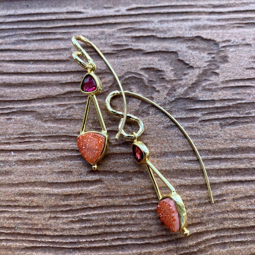 Boucles modernes longs crochets martelés en plaqué or 18 carats et pendentif géométrique en agate druzy et cristal fushia lunette plaqué or