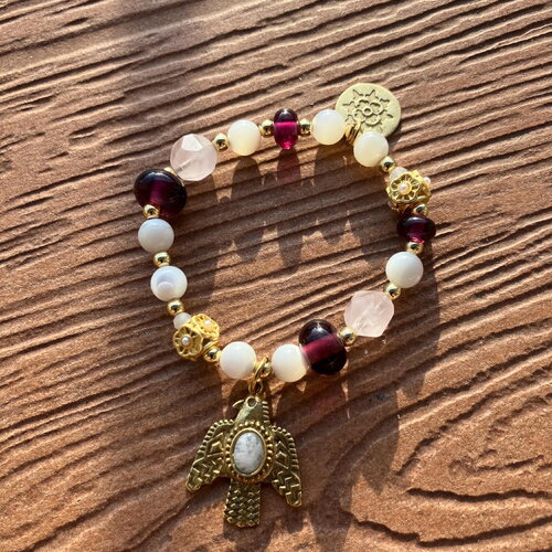 Bracelet chic 3 couleurs blanc prune rose, de pierres semi précieuse quartz rose, nacré naturelle et verre filé d art, avec charm oiseau