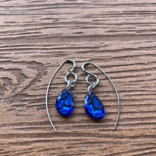 Boucles modernes argent 925 et cristaux bleus radiolaires autrichiens