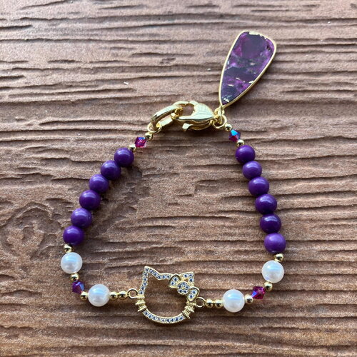 Bracelet original chat en aurifie et perles semi précieuse phosphosiderite et rubis moyave, nacre et cristal swarovski
