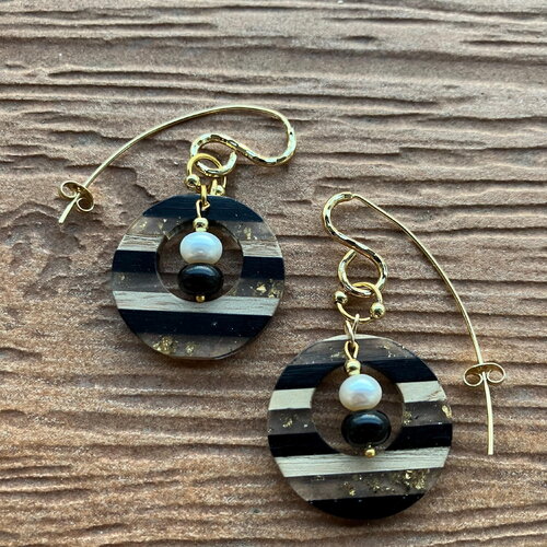 Boucles modernes créoles résine, plaqué or, perles de culture et verre filé d art