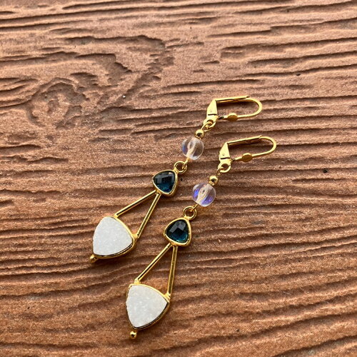 Boucles chic minimaliste semi précieuse agate blanche druzy et topaze