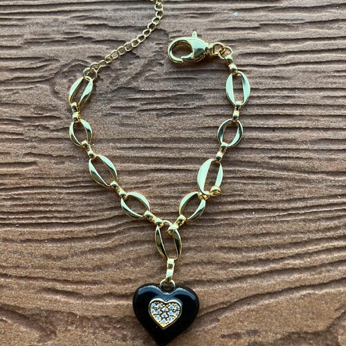 Bracelet élégant en laiton 18 carats avec double maillons ovales et son pendentif cœur doré scintillant incrusté sur céramique émaillée