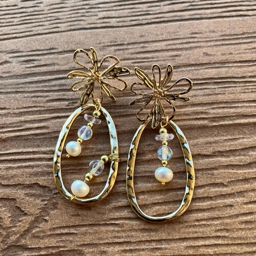 Boucles dépareillées originales en zamac, perles de culture et verre tchèque