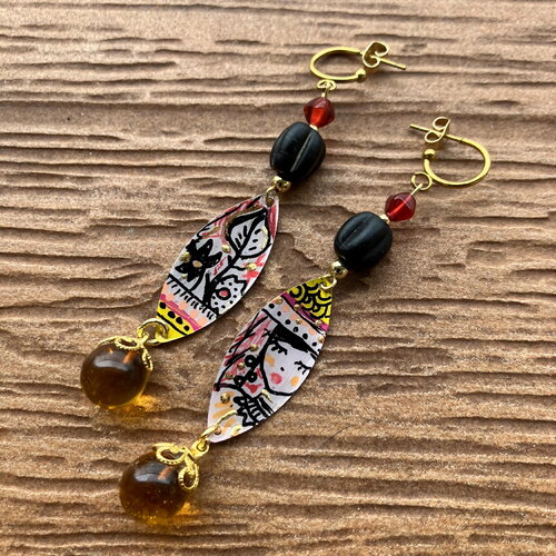 Boucles bohème chic artistiques peintes en laiton, verre filé d art et verre rustique ancien