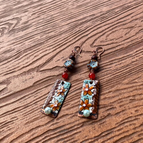 Boucles, boucles bohème, cuivré émaillé, bois, verre tchèque, cornaline, gemme, nacre swarovski