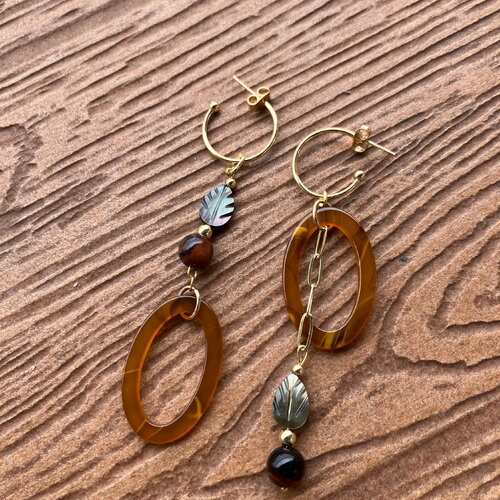 Longues boucles dépareillées ethniques chic en œil de tigre, nacre naturelle, plaqué or et acétate