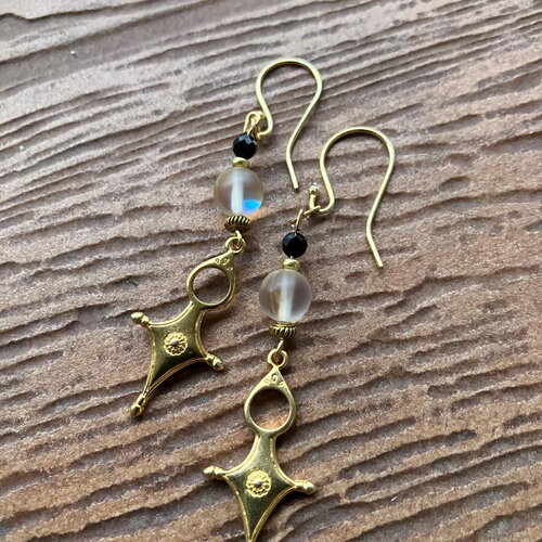 Boucles, longues boucles ethniques en laiton doré à l or fin, semi précieuse spectrolite et onyx facette