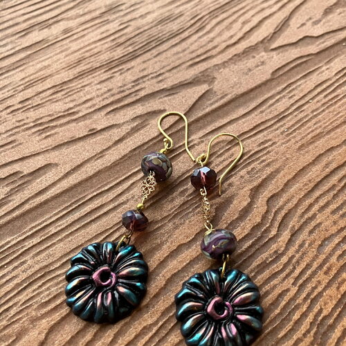 Boucles, longues boucles dépareillées en polymère, verre filé d art, plaqué or et verre tchèque