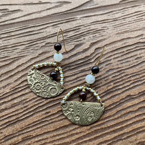 Boucles, boucles orientales en bronze massif sculpté, semi précieuses grenat et agate blanche craquelée, laiton doré à l or fin 24k