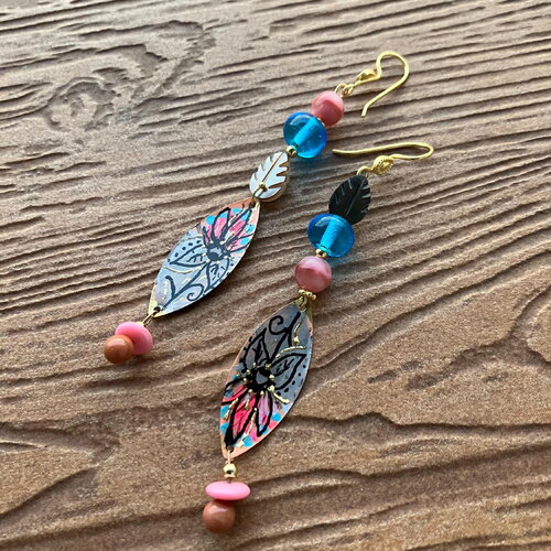 Longues boucles artistiques dépareillées  bohème chic colorées peinture sur laiton et verre filé d art