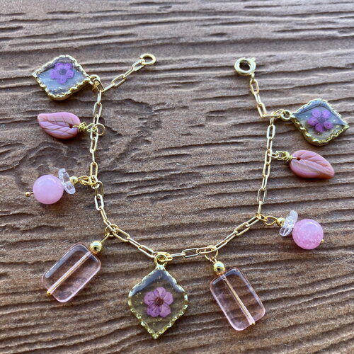 Bracelet breloques original chaîne maille en plaqué or, semi précieuse jade rose de madagascar, charms verre vintage fleurs séchées