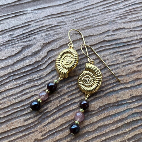 Boucles, boucles modernes,  laiton doré à l or fin 24k, semi précieuse, grenat, quartz fraise