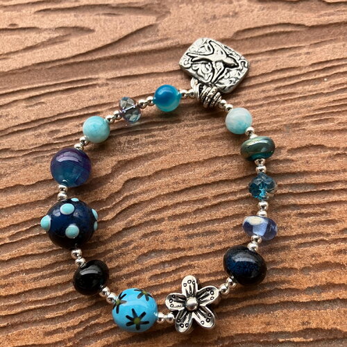 Bracelet, bracelet aux tons bleus vert, verre filé d art, semi précieuse, étain massif