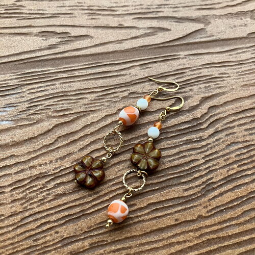 Boucles, longues boucles dépareillées, verre tchèque, verre indien, plaqué or