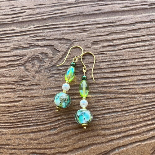 Boucles, boucles tendance, laiton doré à l or fin, verre filé au chalumeau, nacre swarovski, verre tchèque, hématite