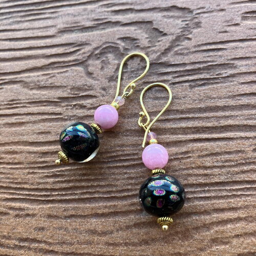 Boucles, boucles noires, boucles roses,  semi précieuse, quartz rose de madagascar, verre filé d art au chalumeau, laiton doré à l or fin