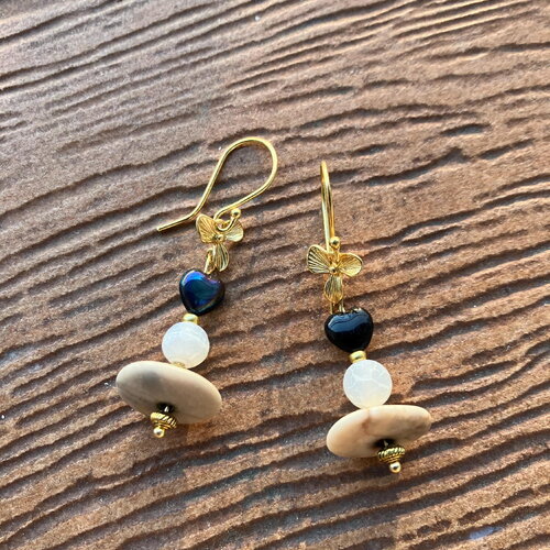 Boucles, boucles d oreilles fleur en laiton doré à l or fin 24k et semi précieuse agate craquelé, galets naturels