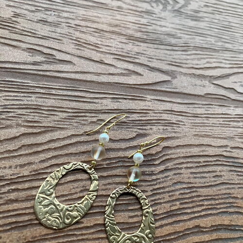Boucles, boucles en bronze massif martèle, spectrolite, nacre swarovski