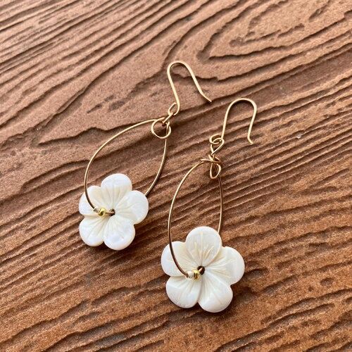 Boucles; boucles artistiques, nacre naturelle sculptée, bronze véritable