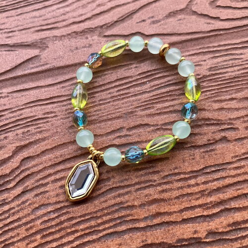 Bracelet, bracelet chic, semi précieuse, aventurine, étain massif doré, cristal swarovski