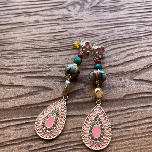 Boucles bohème chic romantiques en verre de murano, émail et semi précieuse malachite et jade fushia