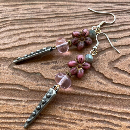 Boucles, boucles fleurs, boucles originales, etain, verre filé, boucles roses, boucles grises