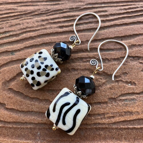 Boucles dépareillées en verre filé vintage